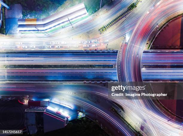 aerial top view, super highway road roundabout intersection, bridge over main road at night for transportation that facilitates the travel of car users on the road transportation or futuristic concept. - technology or innovation photos et images de collection