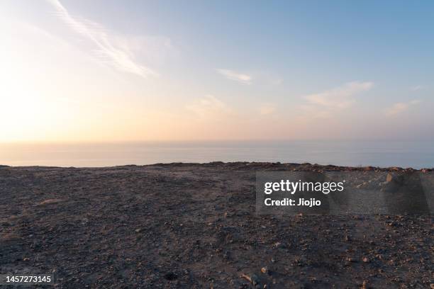 cliff by the sea - steilküste stock-fotos und bilder