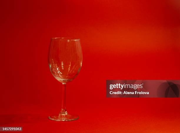 empty glass on red background - dry スト�ックフォトと画像