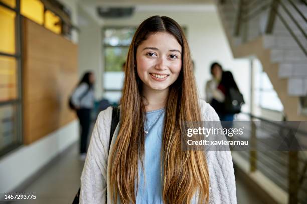 retrato de joven estudiante universitario alegre - encuadre cintura para arriba fotografías e imágenes de stock