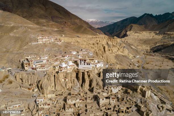 lamayuru monastery i places to see in kargil i henasku village on srinagar - leh road in ladakh region - drone stock photo - unesco georganiseerde groep stockfoto's en -beelden