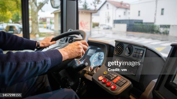 autista di autobus che tiene il volante, primo piano sulle mani - autista di autobus foto e immagini stock