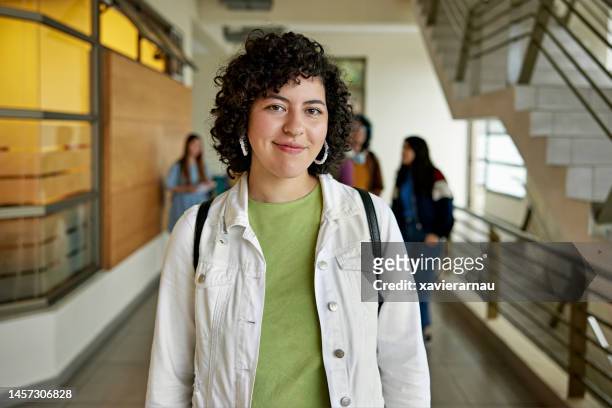 portrait of female college student - portrait of young woman standing against steps stockfoto's en -beelden