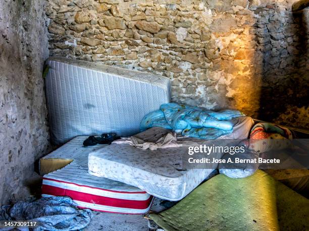 bedroom with mattresses in an abandoned house occupied by illegal immigrants. - 不法占拠 ストックフォト�と画像