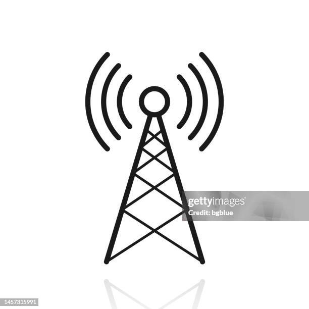 antenne. symbol mit reflexion auf weißem hintergrund - radiowelle stock-grafiken, -clipart, -cartoons und -symbole