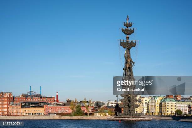 monument to peter the great by zurab tsereteli in moscow, russia - peter the great statue stock pictures, royalty-free photos & images