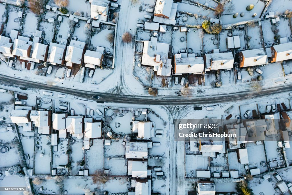 冬の雪の中での典型的な英国の住宅団地被覆の空中写真