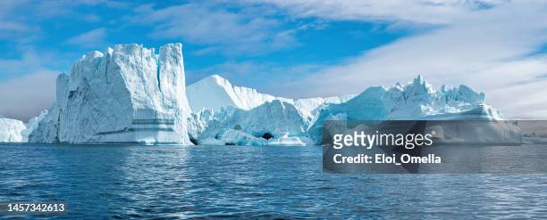 icerbegs schmelzt in der arktis. grönland - iceberg stock-fotos und bilder
