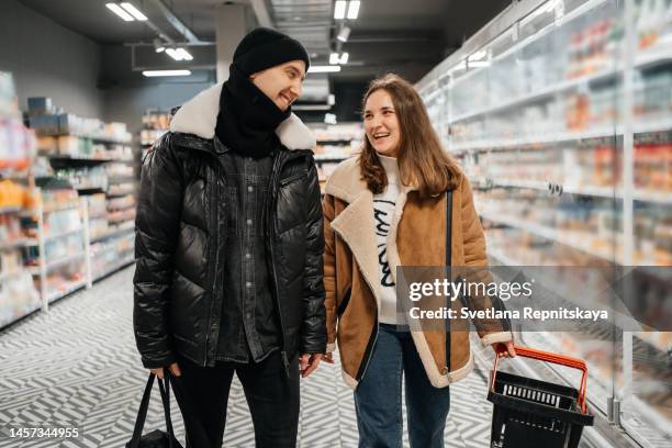 couple in love shopping in grocery store - thrifty imagens e fotografias de stock