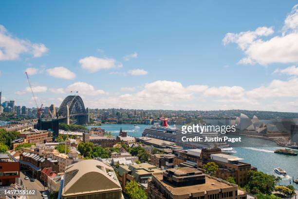 elevated view over sydney harbour on a warm summer's day - sydney harbor 個照片及圖片檔