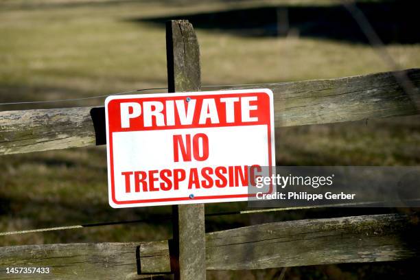 private, no trespassing sign - privat skylt bildbanksfoton och bilder