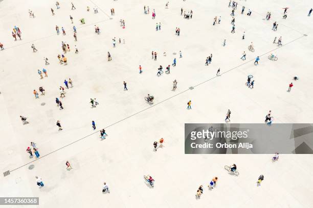 vue aérienne de la foule - vue en plongée verticale photos et images de collection