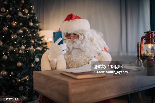 Santa Using Phone 1,971 Santa Selfie Stock Photos, High-Res Pictures, and Images - Getty ...