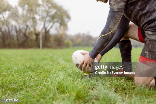 rugbyspieler, freistoß - rugbyball stock-fotos und bilder