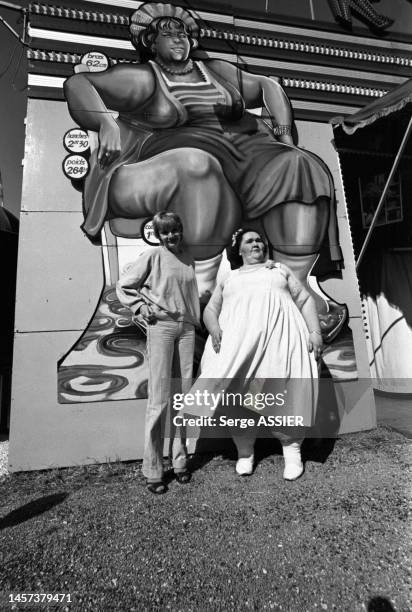 Irta, la femme la plus grosse du monde, dans sa roulotte à Hyères, en juillet 1980.