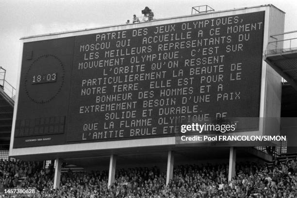 Panneau d'affichage en français lors de la cérémonie d'ouverture des Jeux olympiques de Moscou, le 19 juillet 1980.