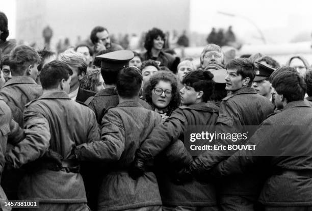 La foule contenue par la police aux abords du Mur de Berlin après son ouverture le 11 novembre 1989