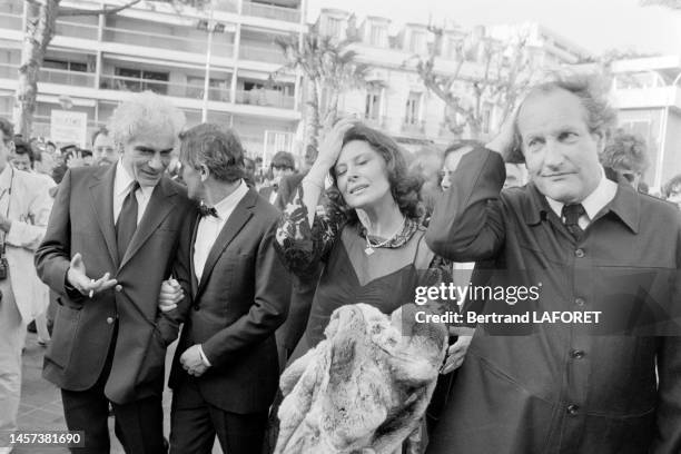 Magali Noël et le réalisateur Claude Goretta à droite, avec à gauche les acteurs Gian Maria Volonte et Heinz Bennent lors du Festival de Cannes le 11...