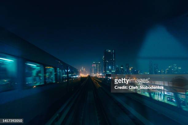 dubai metro at night - dubai metro stockfoto's en -beelden