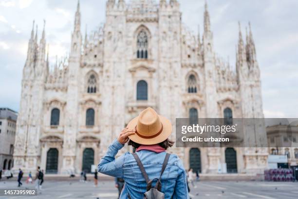 joven turista disfrutando de la vista de la catedral en milán - catedral de milán fotografías e imágenes de stock