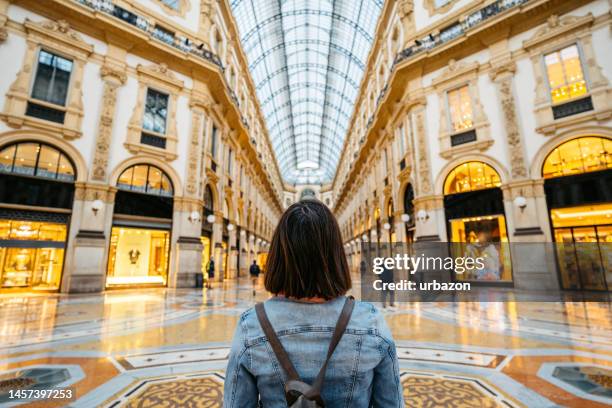 junge touristin in der galleria vittorio emanuele ii in mailand - milano stock-fotos und bilder