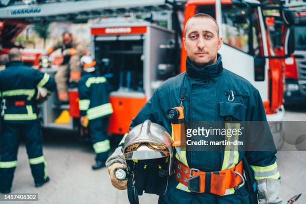 portrait de pompier - casque de pompier photos et images de collection