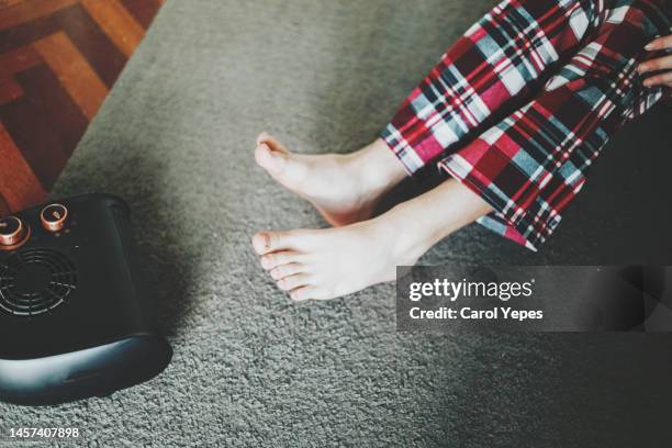 warm up feet on electric heather - fuel efficient photos et images de collection