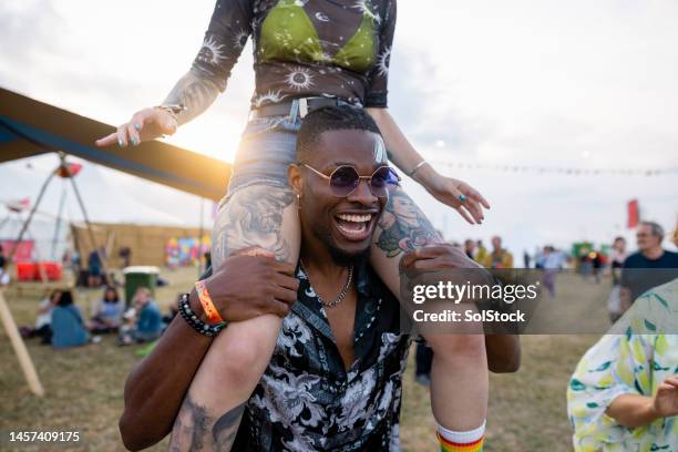 festival shoulder carry - music festival uk stock pictures, royalty-free photos & images