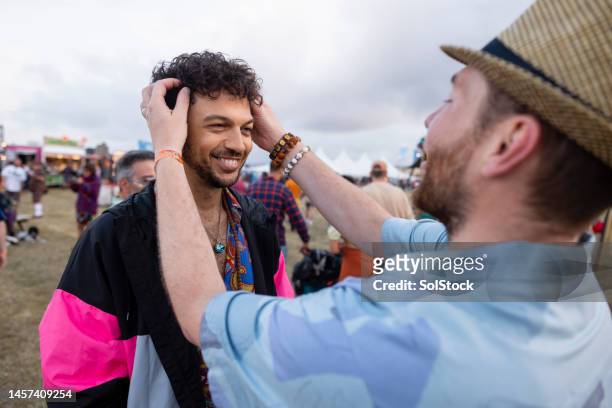 männliche romanze - bracelet festival stock-fotos und bilder