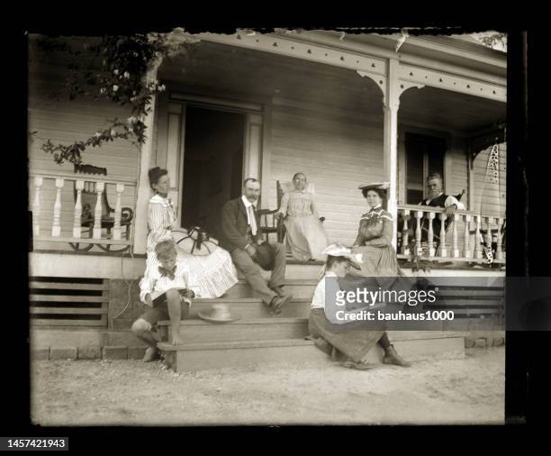 ilustrações, clipart, desenhos animados e ícones de o sábado, família sentada em sua varanda da frente, por volta de 1890 - 1890s dresses