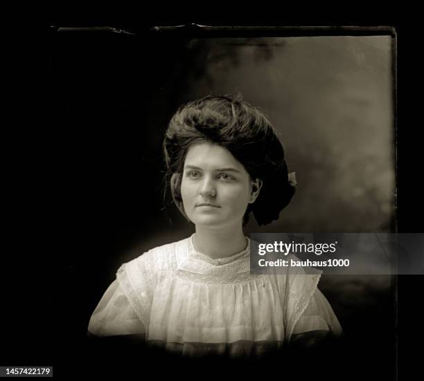 ilustraciones, imágenes clip art, dibujos animados e iconos de stock de retrato de una mujer de la época victoriana, alrededor de 1890 - mujer moda 1890