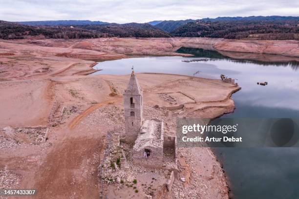 aerial view of the ghost village emerging from the sau reservoir after critical drought in spain. - comunidad autónoma de cataluña 個照片及圖片檔