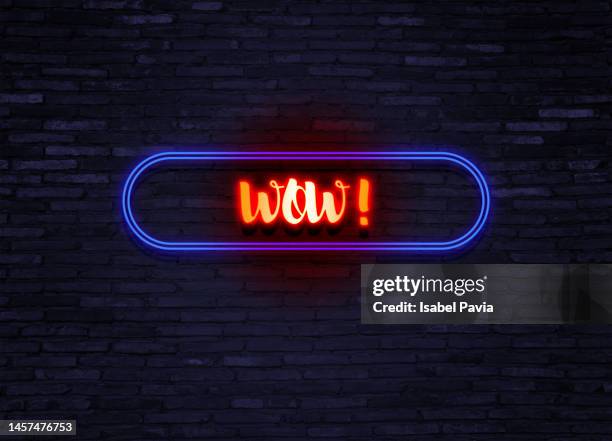 "wow" sign in neon lights - neon speech bubble stock-fotos und bilder