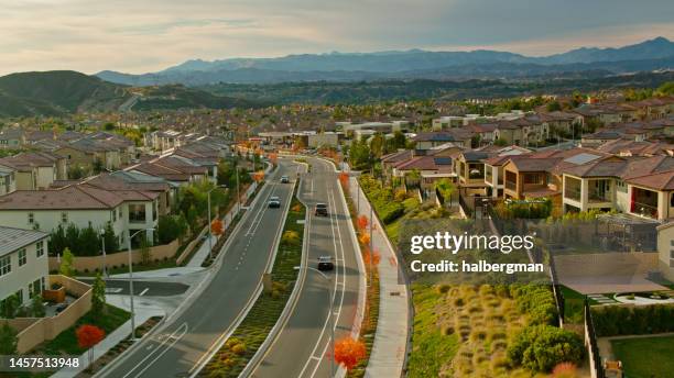 drohnenschuss entlang der skyline ranch road in santa clarita, kalifornien - santa clarita stock-fotos und bilder