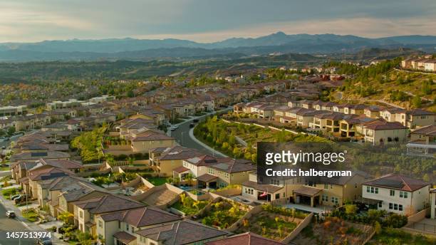 drone shot of hillside homes in afternoon sunlight in santa clarita - santa clarita 個照片及圖片檔