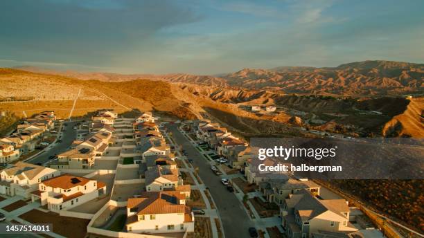 aerial shot of construction in santa clarita suburban neighborhood - santa clarita 個照片及圖片檔