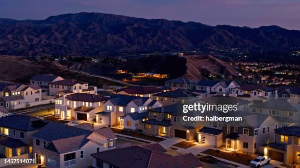 vista aérea de casas iluminadas en santa clarita - distrito residencial fotografías e imágenes de stock