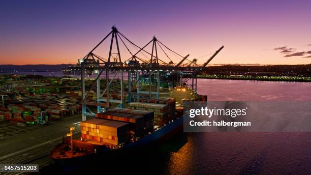 夕暮れ時にla港にドッキングされたコンテナ船に向かう水路上の空撮 - port of los angeles ストックフォトと画像
