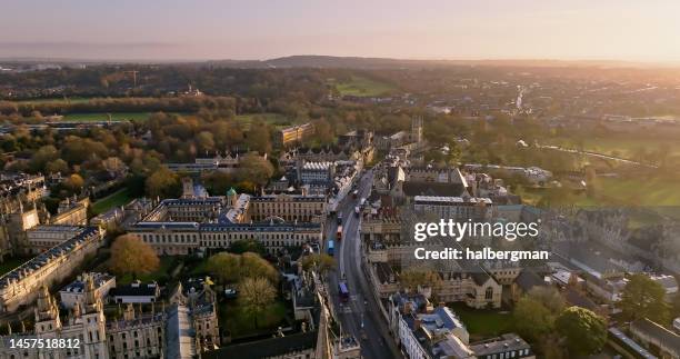 luftaufnahme entlang der oxford high street in richtung cowley an einem wintermorgen - cambridge uk aerial stock-fotos und bilder