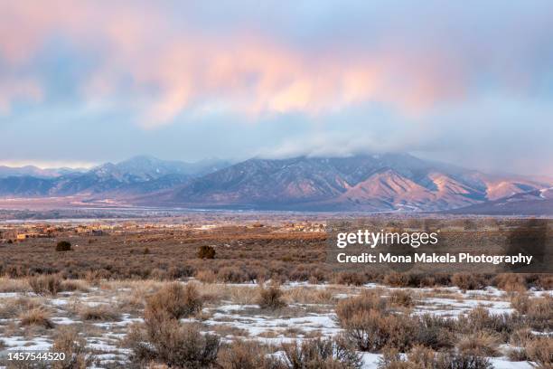 taos valley, new mexico in winter sunset - taos stock-fotos und bilder