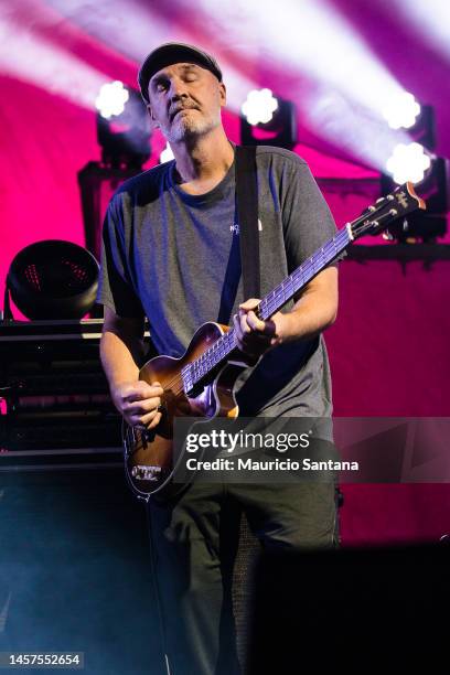Merlo Podlewski of Jack Johnson's band performs on stage at Espaco Unimed on January 18, 2023 in Sao Paulo, Brazil.