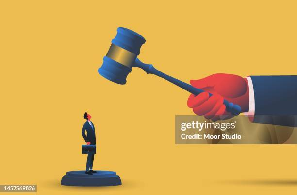 illustrazioni stock, clip art, cartoni animati e icone di tendenza di giudice hiiting piccolo uomo con martelletto - procedimento giudiziario