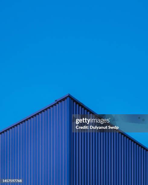 blue container against clear sky - skybox stockfoto's en -beelden