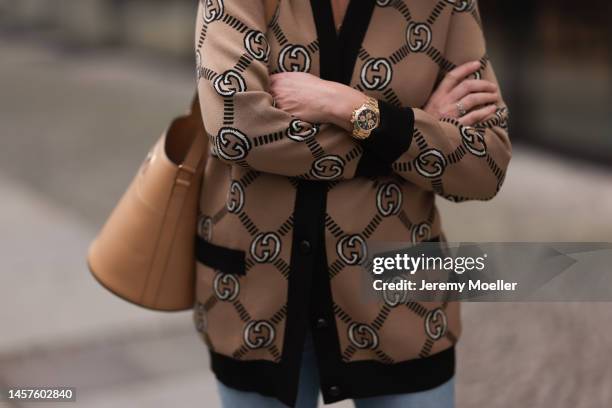 Yasmin von Schlieffen-Nannen seen wearing Celine bucket beige brown leather bag, Gucci logo beige cardigan, Chanel black and white ballerina, Nili...