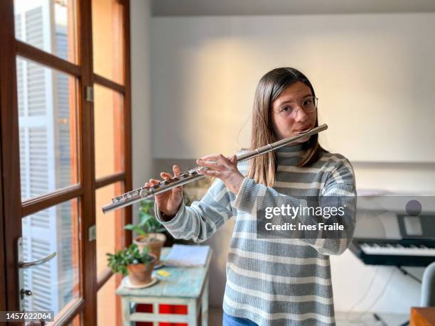 young teenage girl playing the transverse flute - flauta imagens e fotografias de stock