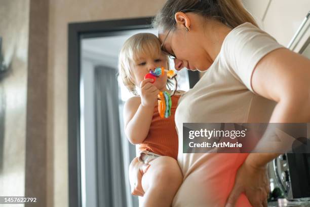 junge mutter leidet unter rückenschmerzen - baby depression stock-fotos und bilder