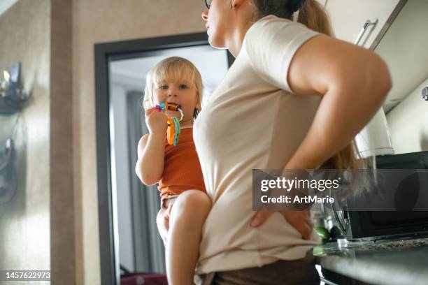 young mother suffering from backache - 下背部痛 個照片及圖片檔