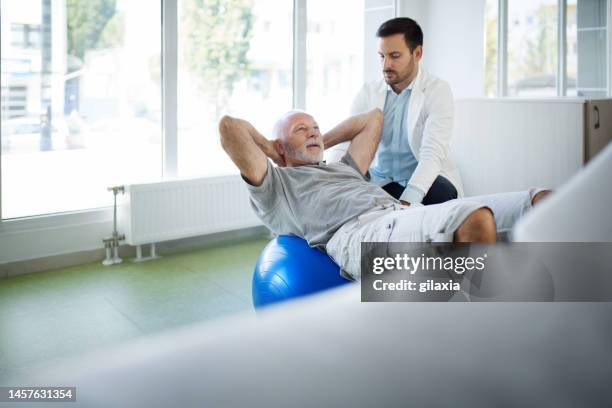 älterer mann, der seinen gesundheitszustand beurteilt. - verrenkung stock-fotos und bilder