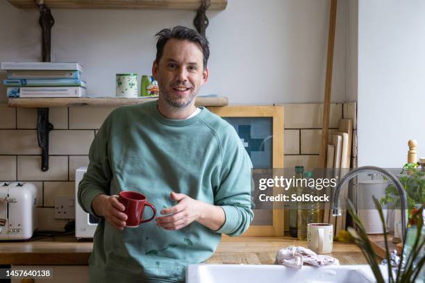ritratto di mid adult a casa - home sweet home espressione inglese foto e immagini stock