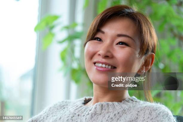 アジア女性のポートレート - 若い女性 日本人 顔 ストックフォトと画像